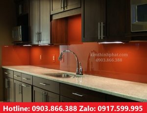 Kính ốp bếp màu cam đất