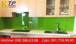 Kính sơn màu ốp bếp màu xanh mạ non được ưa chuộng