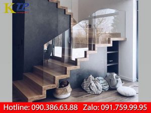 Cầu thang kính không trụ không tay vịn đẹp và sang trọng