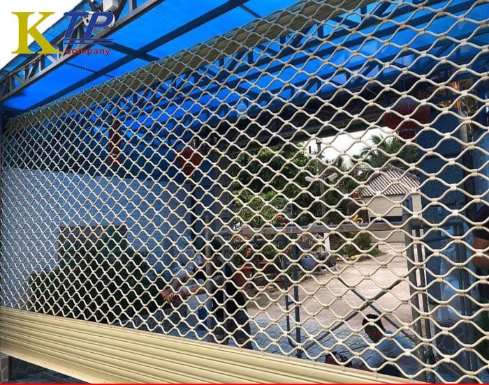 Cửa cuốn lưới mắc võng bằng sắt sơn tĩnh điện