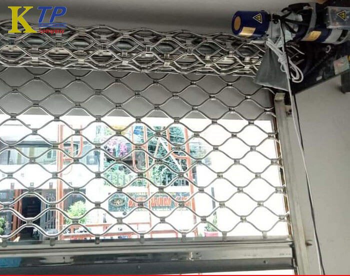 Cửa cuốn mắc võng inox xuyên sáng rẻ đẹp