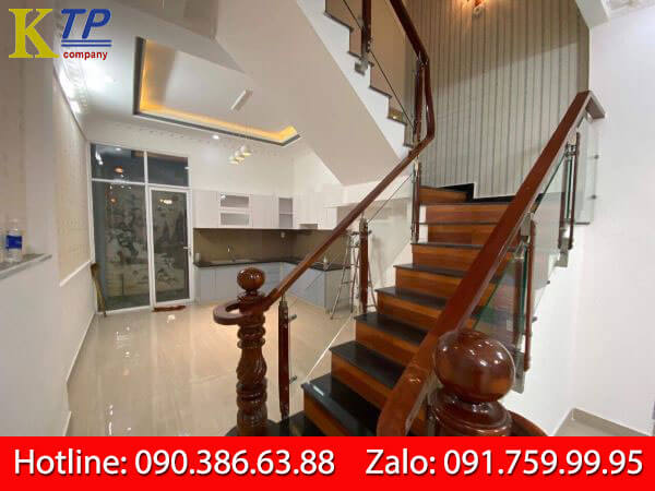 Cầu thang kính cường lực tay gỗ trụ dài rẻ đẹp