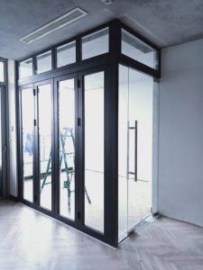 Cửa nhôm Xingfa lùa xếp quạt kết hợp với cửa kính bản lề sàn