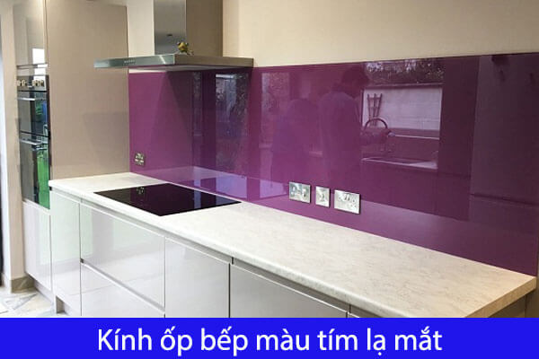 Kính ốp bếp màu tím lạ mắt