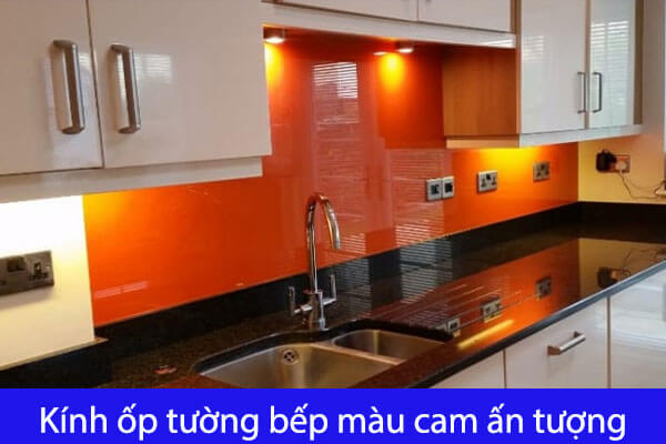 Kính ốp tường bếp màu cam ấn tượng