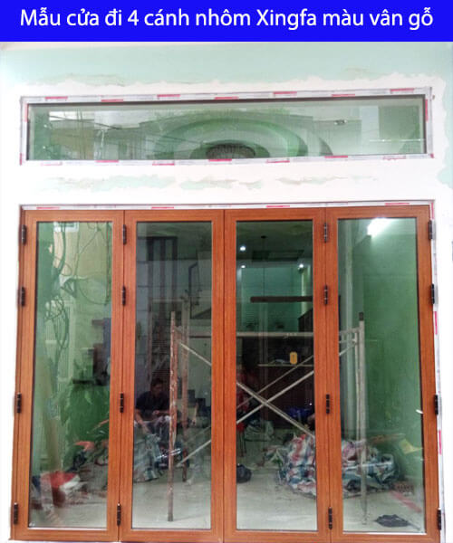 Mẫu cửa đi 4 cánh nhôm Xingfa màu vân gỗ