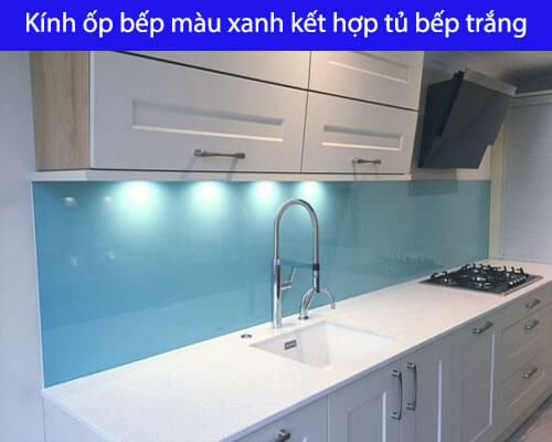 Kính ốp tường bếp màu xanhdatrời kết hợp tủ bếp trắng mang đến không gian nhẹ nhàng tinh tế