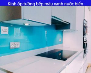 Kính ốp tường bếp màu xanh nước biển đẹp