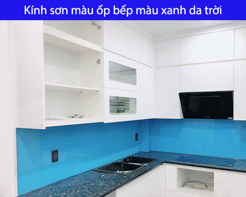 Mẫu kính sơn màu ốp bếp màu xanh da trời đẹp