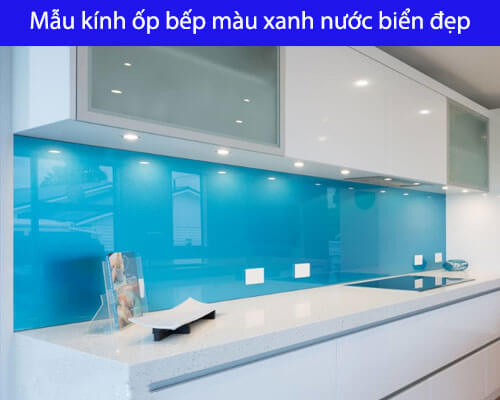 Mẫu kính ốp bếp màu xanh nước biển đẹp
