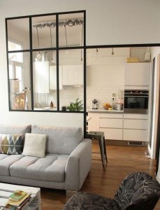 Mẫu vách ngăn nhà bếp và phòng khách đẹp bằng kính