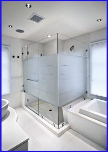 Phòng tắm kính mờ tạo không gian riêng tư