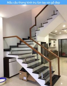 Mẫu cầu thang kính trụ lùn tay vịn gỗ đẹp