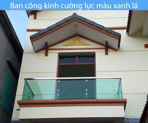Ban công kính cường lực màu xanh lá trụ inox lửng