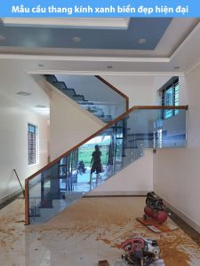 Mẫu cầu thang kính xanh biển đẹp hiện đại