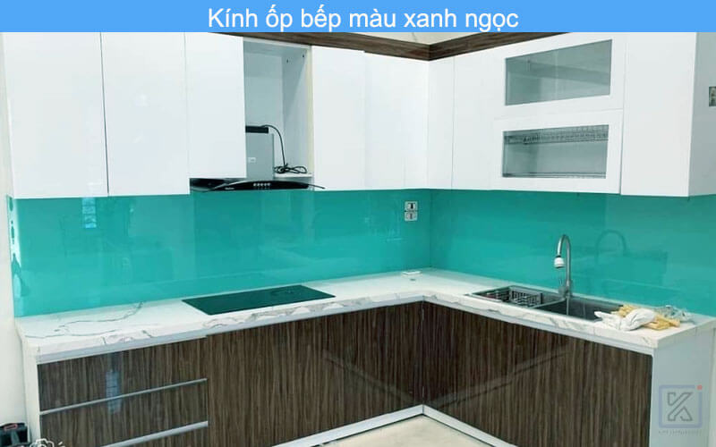 Kính bếp màu xanh ngọc khá thú vị và hút mắt