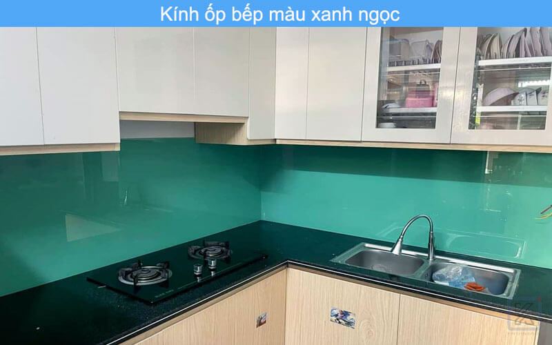 Kính ốp bếp màu xanh ngọc mang lại sự tươi mới