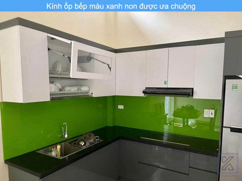 Kính bếp màu xanh non được ưa chuộng