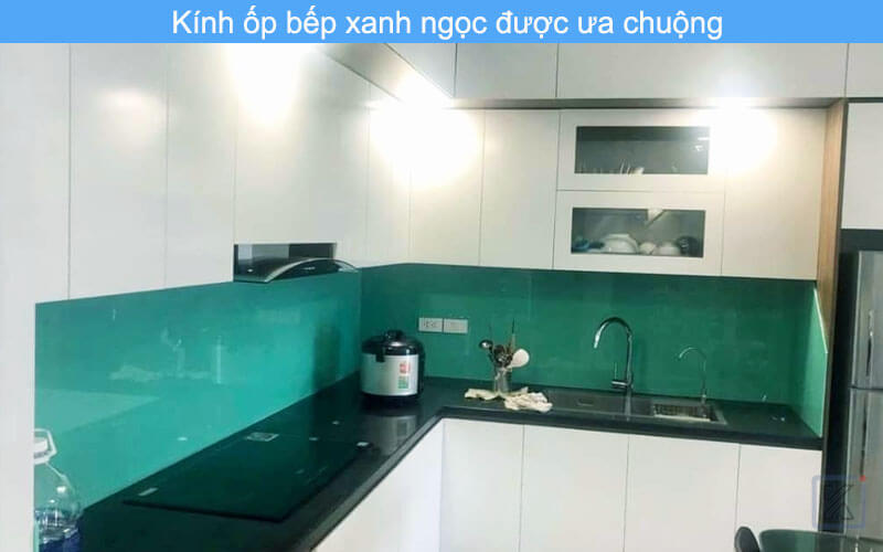 Kính ốp bếp xanh ngọc được nhiều chị em nội trợ ưa chuộng