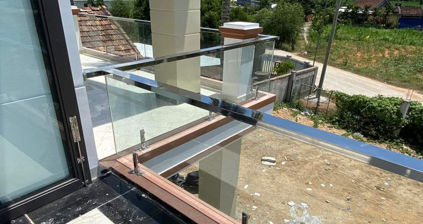 Lan can kính cường lực không bị tác động nhiều bởi thời tiết