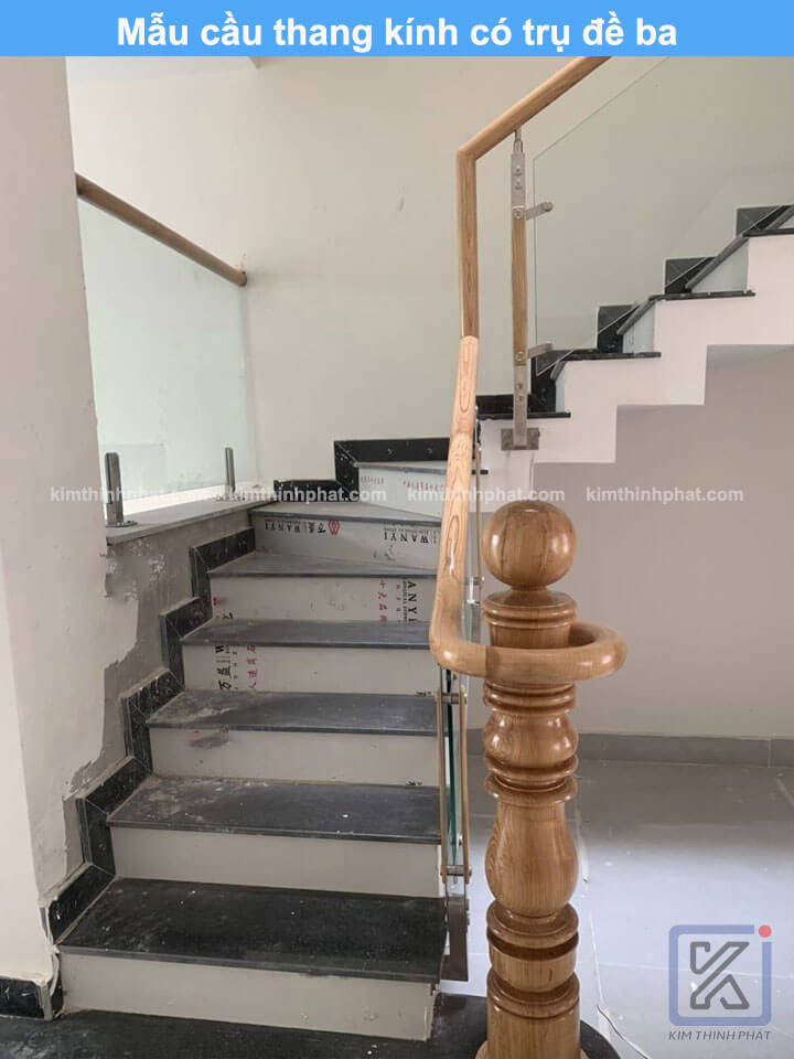 Mẫu cầu thang kính có trụ đề ba