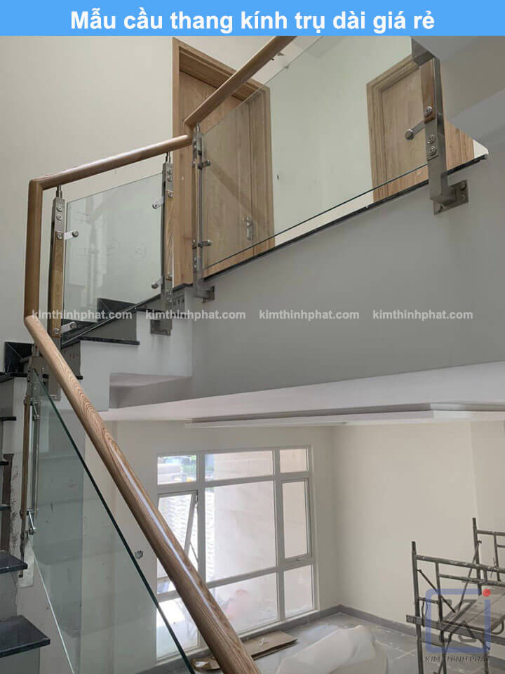 Mẫu cầu thang kính trụ dài giá rẻ