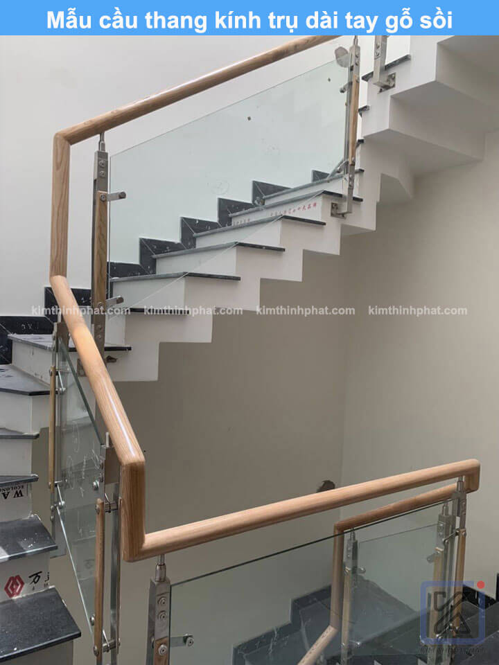 Mẫu cầu thang kính trụ dài tay gỗ sồi