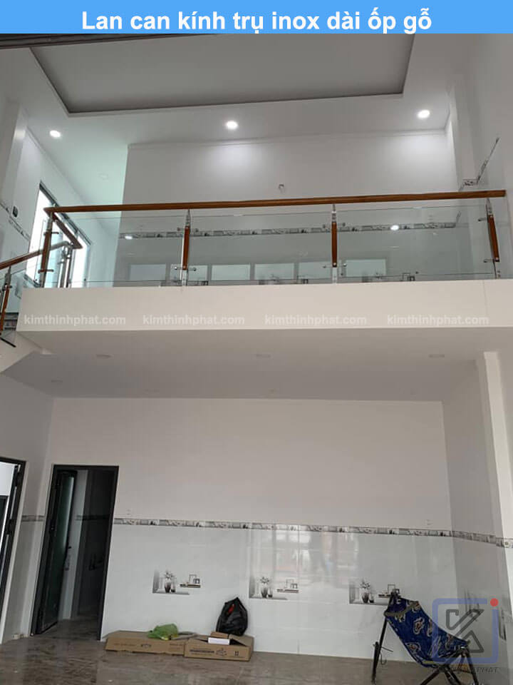 Lan can kính trụ inox dài ốp gỗ
