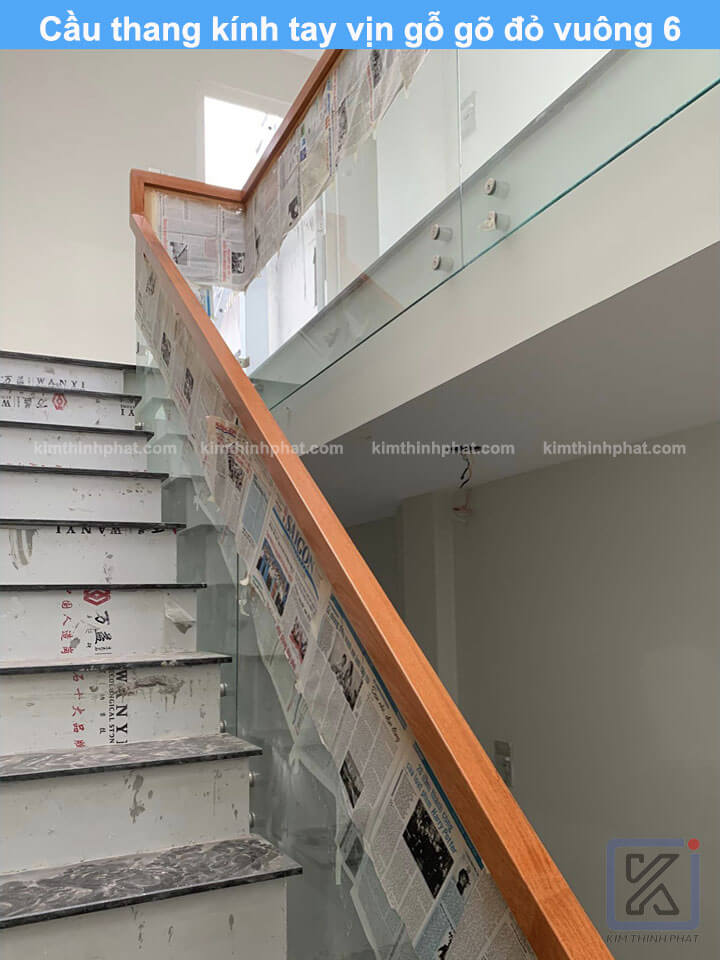 Cầu thang kính tay vịn gỗ gõ đỏ vuông 6