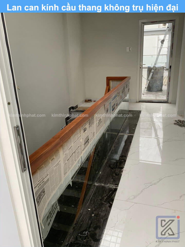 Lan can cầu thang kính không trụ hiện đại