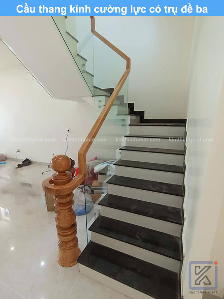 Cầu thang kính cường lực có trụ đề ba