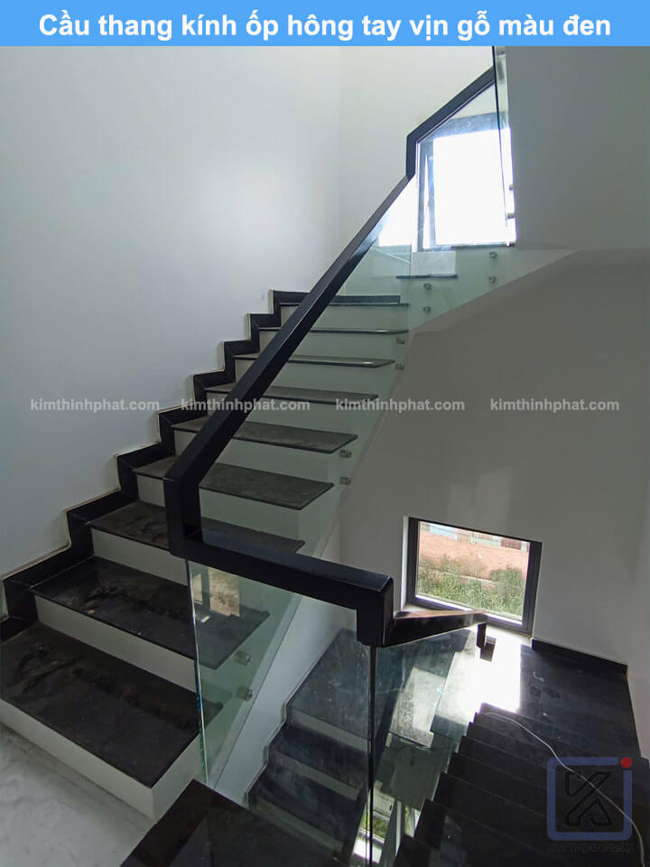 Cầu thang kính ốp hong tay vịn gỗ màu đen