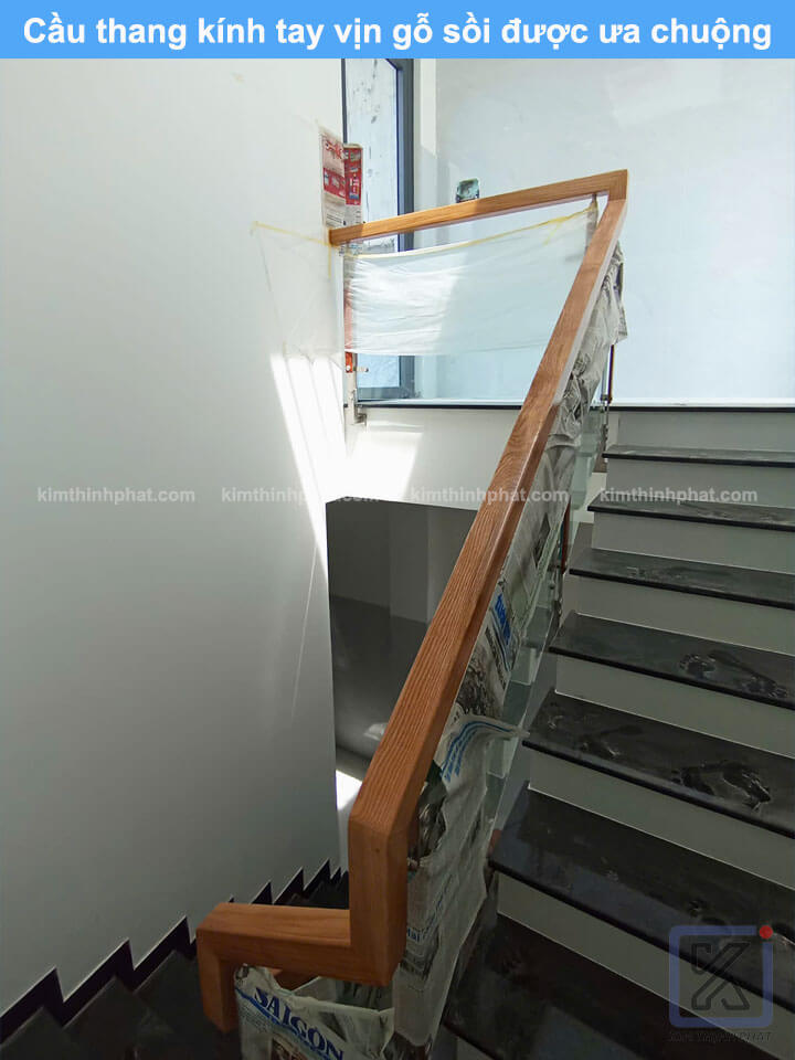 Cầu thang kính tay vịn gỗ sồi được ưa chuộng